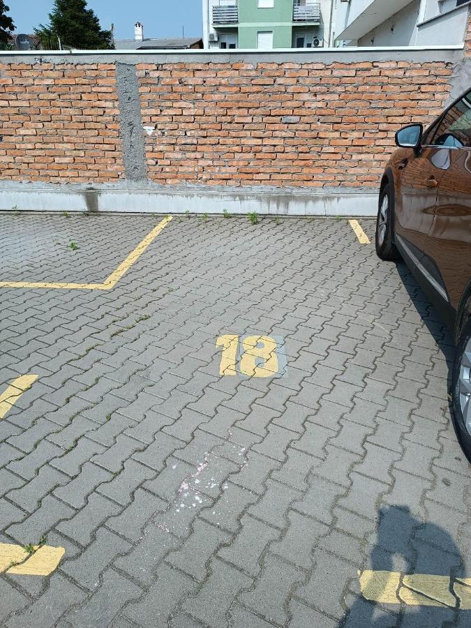 Vertigo Modern Studio-Free Private Parking-Fast Wi-Fi Новий Сад Екстер'єр фото